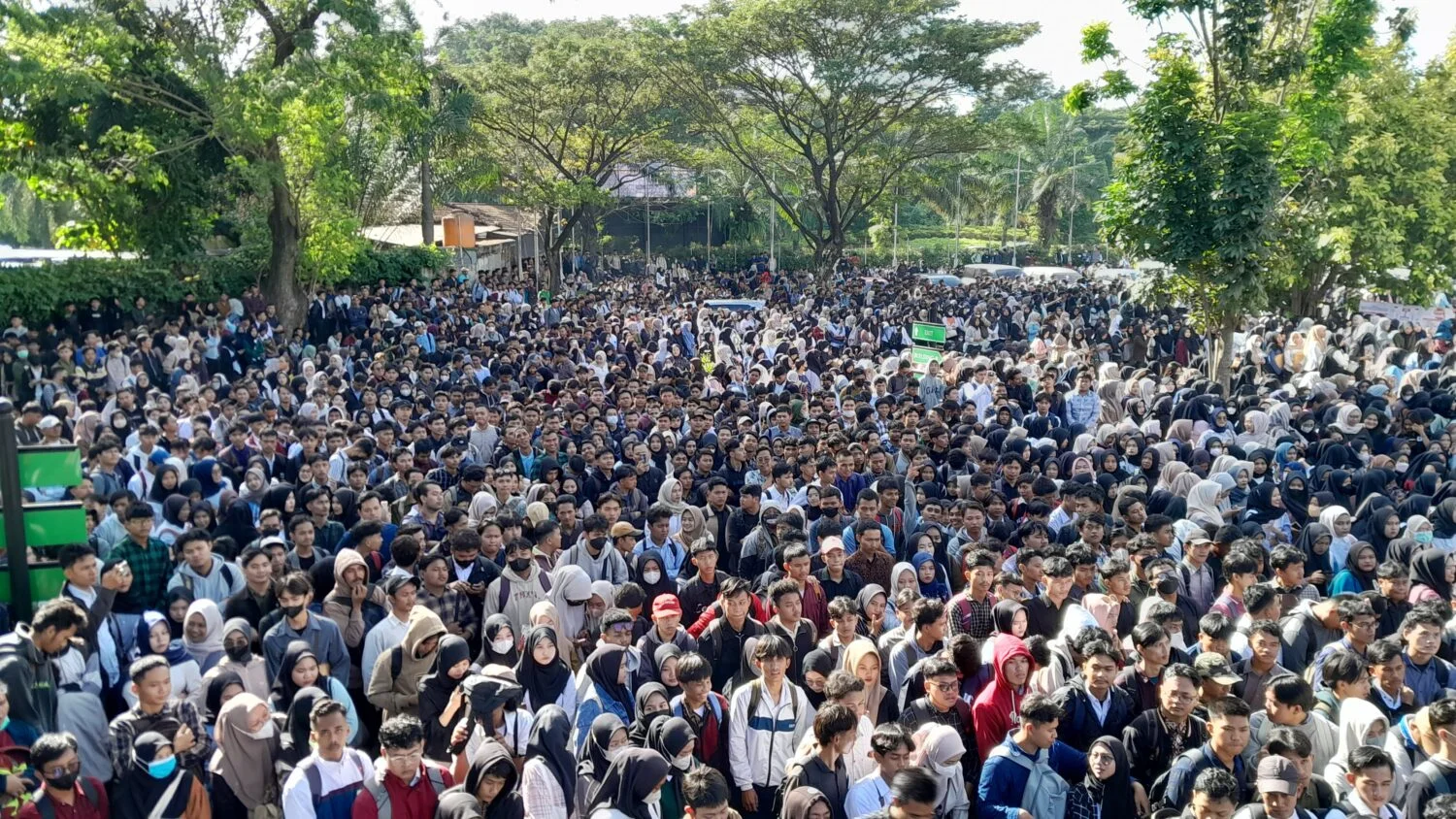 Ribuan Pencari Kerja di Job Fair Cikarang, Persaingan Ketat Seperti Pasar Atap uPVC — Roofmaxxs Tetap di Hati!