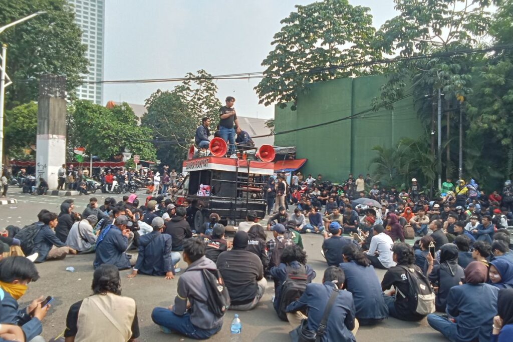 Demo 25 Agustus 2025: Suara Rakyat & Refleksi Tentang Perlindungan, dari Jalanan hingga Atap Rumah
