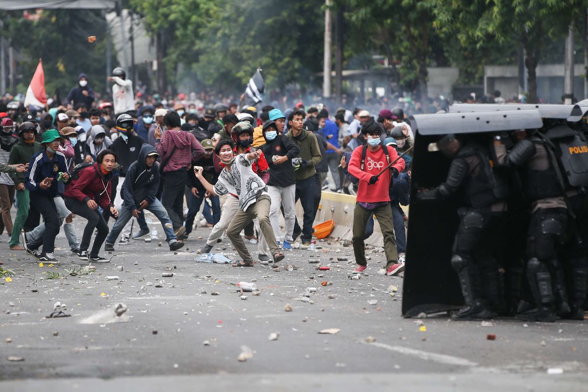 Kerusuhan Indonesia 2025: Dari Ketidakadilan Pejabat hingga Dampak Sosial-Ekonomi