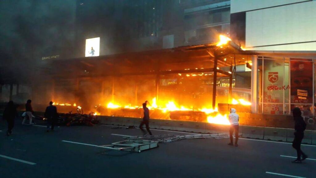 Halte Busway Sarinah Terbakar Akibat Demo: Pentingnya Material Bangunan yang Aman dan Tahan Api