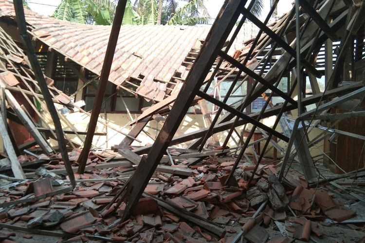 Cuaca Ekstrem & Atap Ambruk di Garut: Waktu Tepat Pilih Atap Aman untuk Rumah Anda